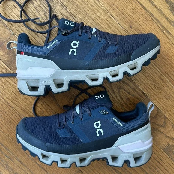 On cloud hiking sneakers only worn a few times. Women’s 8.5 - Picture 3 of 4